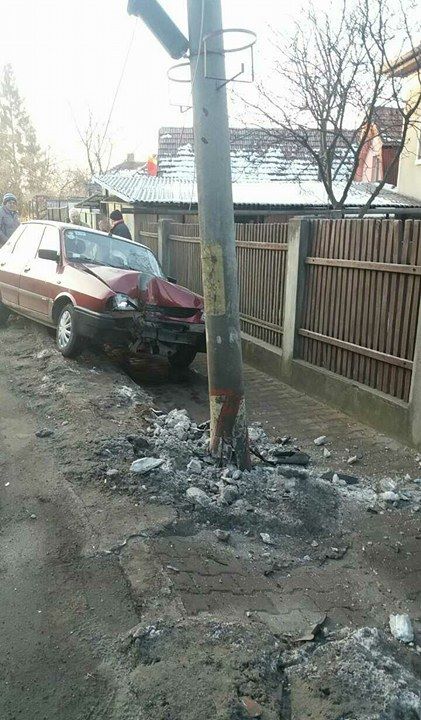 Un şofer băut şi fără permis s-a izbit cu maşina într-un stâlp