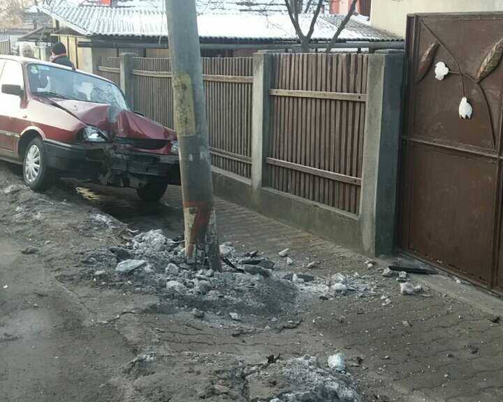 GALERIE FOTO – S-a izbit violent cu mașina în stâlp