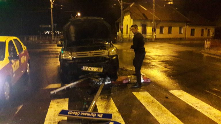 FOTO – A plonjat cu mașina pe „insula” din mijlocul intersecției
