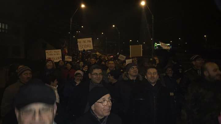 GALERIE FOTO – Medieșenii au protestat și joi seara