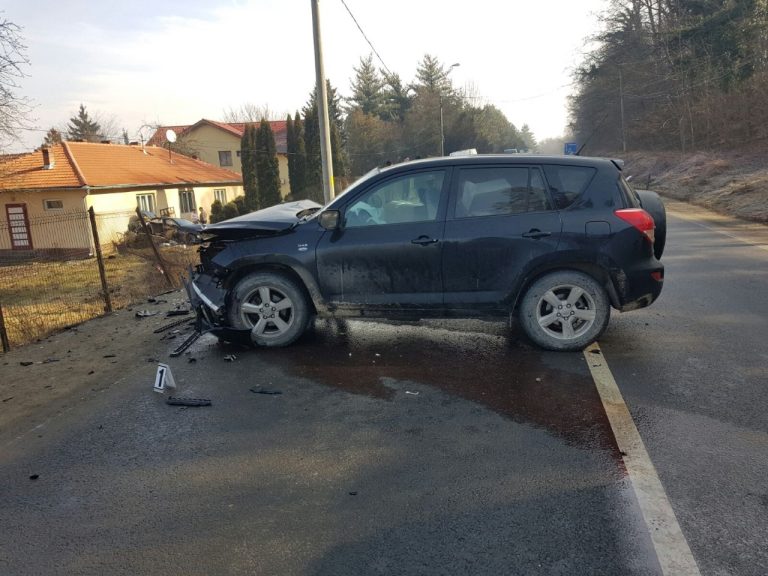 FOTO – După accident, o mașină a „zburat” în curtea Ocolului Silvic