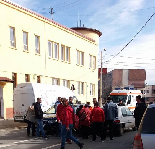 FOTO – Tânăr lovit în timp ce traversa neregulamentar
