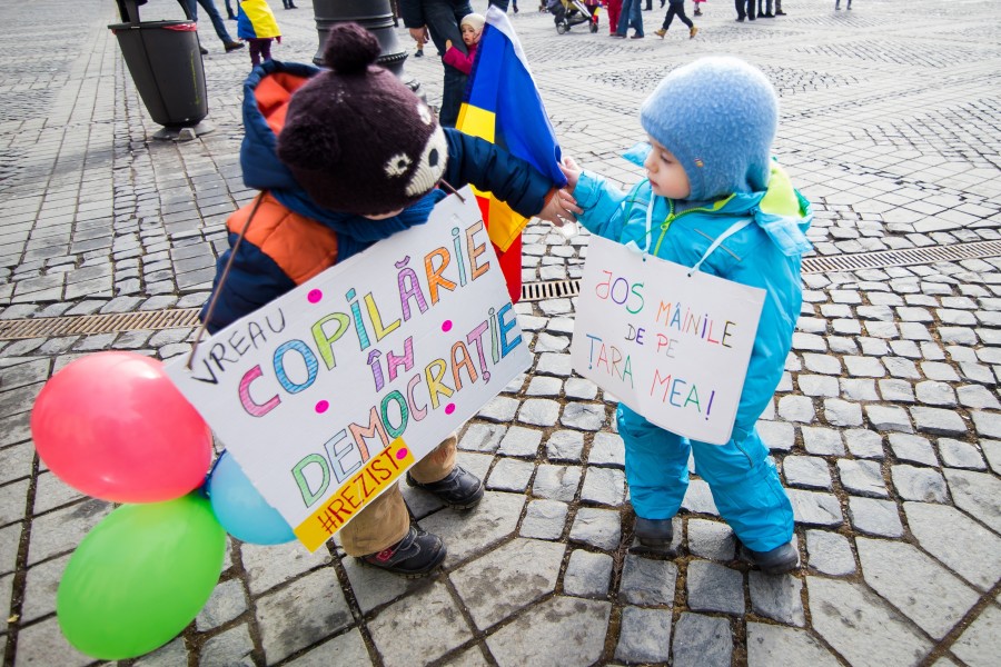 Tura de dimineață – cei mai simpatici protestatari, în Piața Mare