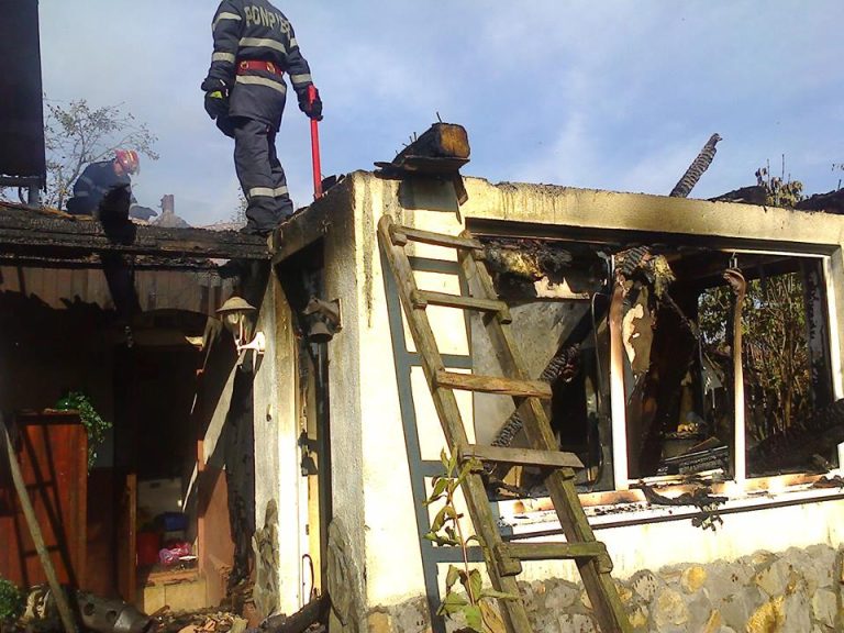 Imobil distrus de un incendiu