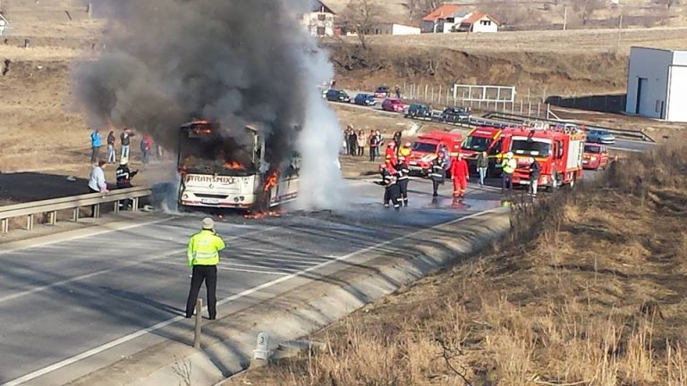 VIDEO: Autobuz în flăcări. Pasagerii, evacuați de urgență