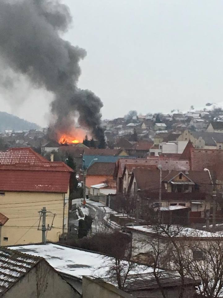 UPDATE: GALERIE FOTO – 4 copii și 2 adulți, salvați dintr-un incendiu