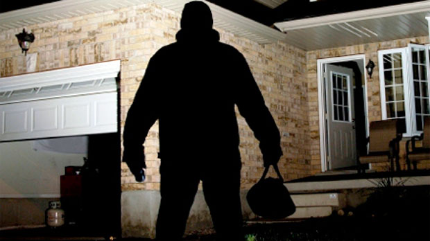 Tânăr prins în timp ce încerca să fure dintr-o casă