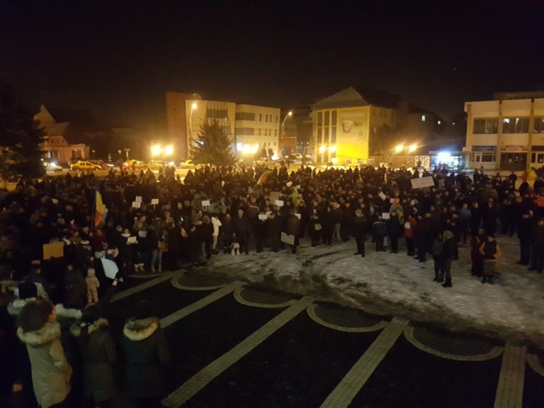 GALERIE FOTO – 2.000 de medieșeni au protestat împotriva Guvernului