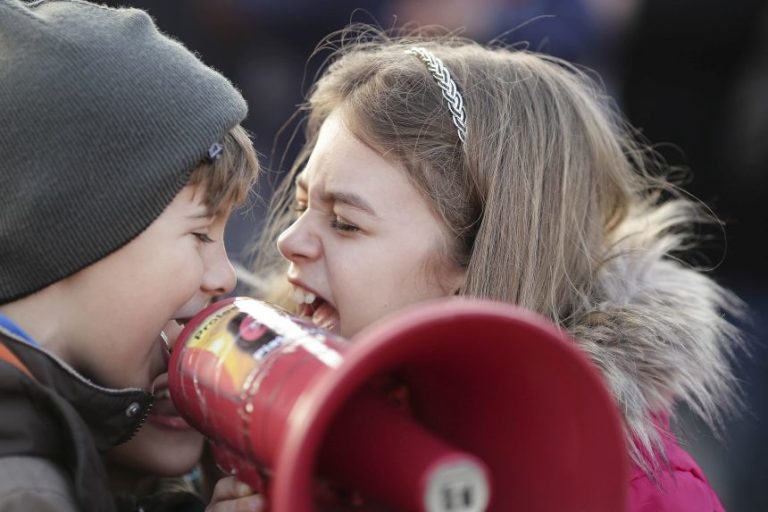 Ministerul Muncii: Date despre plângeri privind părinţi care au mers cu copiii la proteste