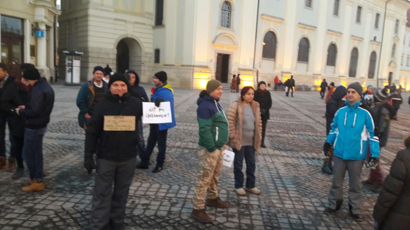 Sibienii incep sa se adune in Piata Mare