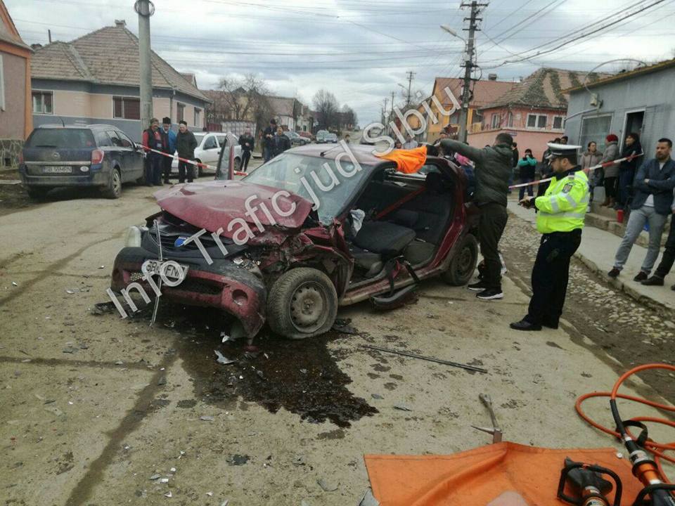 Copil de 13 ani în stare gravă după ce s-a urcat la volan şi a lovit două maşini