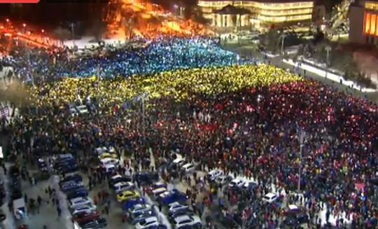 Tricolor uman, in Piata Victoriei