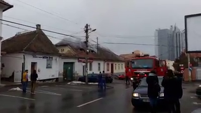 VIDEO: Incendiu pe strada Someşului, acoperişul unei case a luat foc