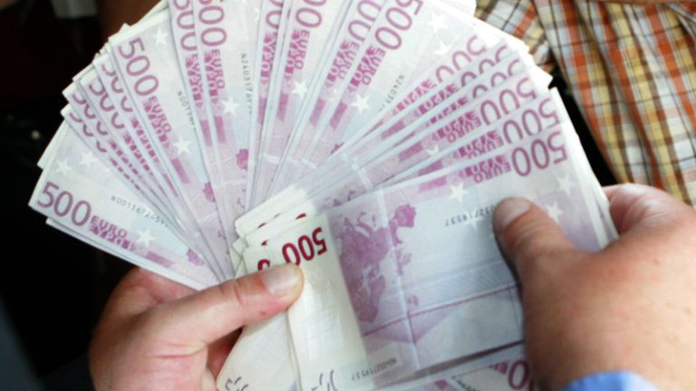 A furat mii de euro, dar e cercetat în stare de libertate