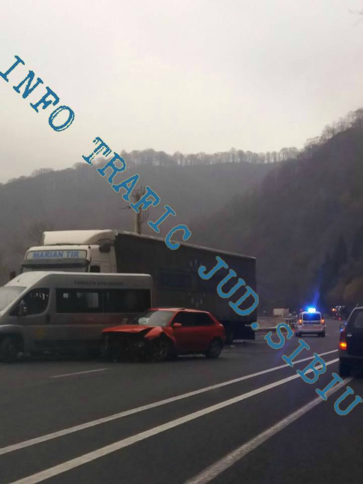 FOTO – 3 autovehicule implicate într-un accident pe Valea Oltului