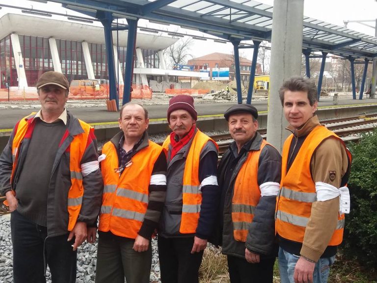 FOTO – Angajații CFR, în grevă japoneză