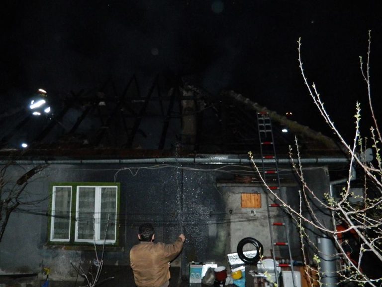 Femeie de 93 de ani, rănită într-un incendiu