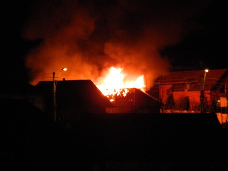 GALERIE FOTO – Două case și o anexă au ars, la Mediaș