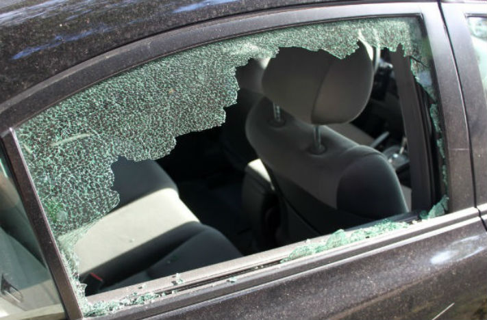 Tineri reținuți după ce au spart două autoturisme în Sibiu