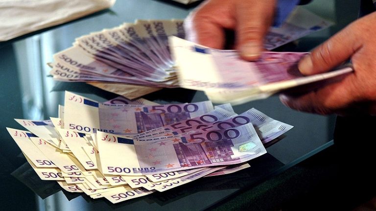Bărbat înșelat cu 10.000 de euro