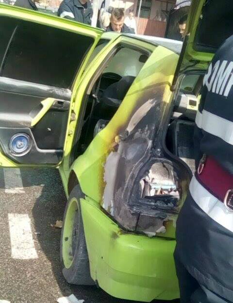 GALERIE FOTO – Mașină cuprinsă de flăcări