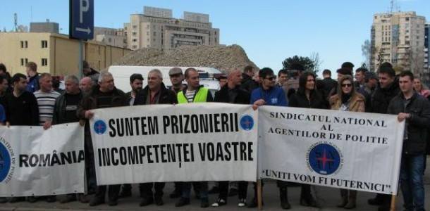 Protest al poliţiştilor la sediul Ministerului de Interne