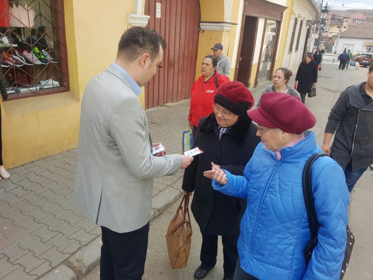 FOTO – TNL a oferit mărțișoare doamnelor și domnișoarelor din oraș