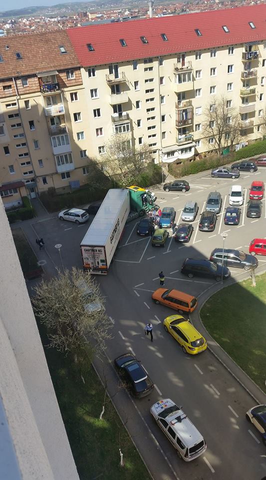 FOTO – Un TIR-ist băut a lovit mai multe mașini