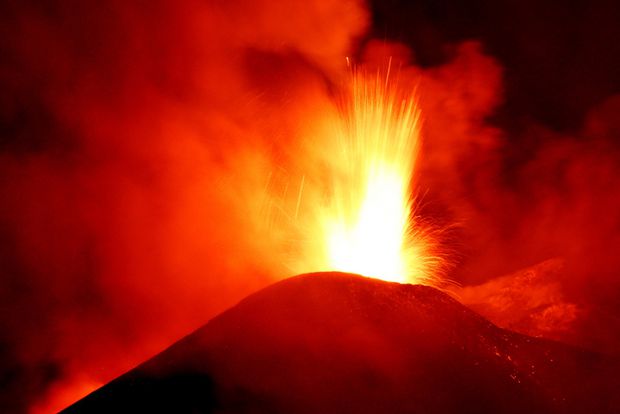 Vulcanul Etna a erupt violent. Cel puțin zece răniți