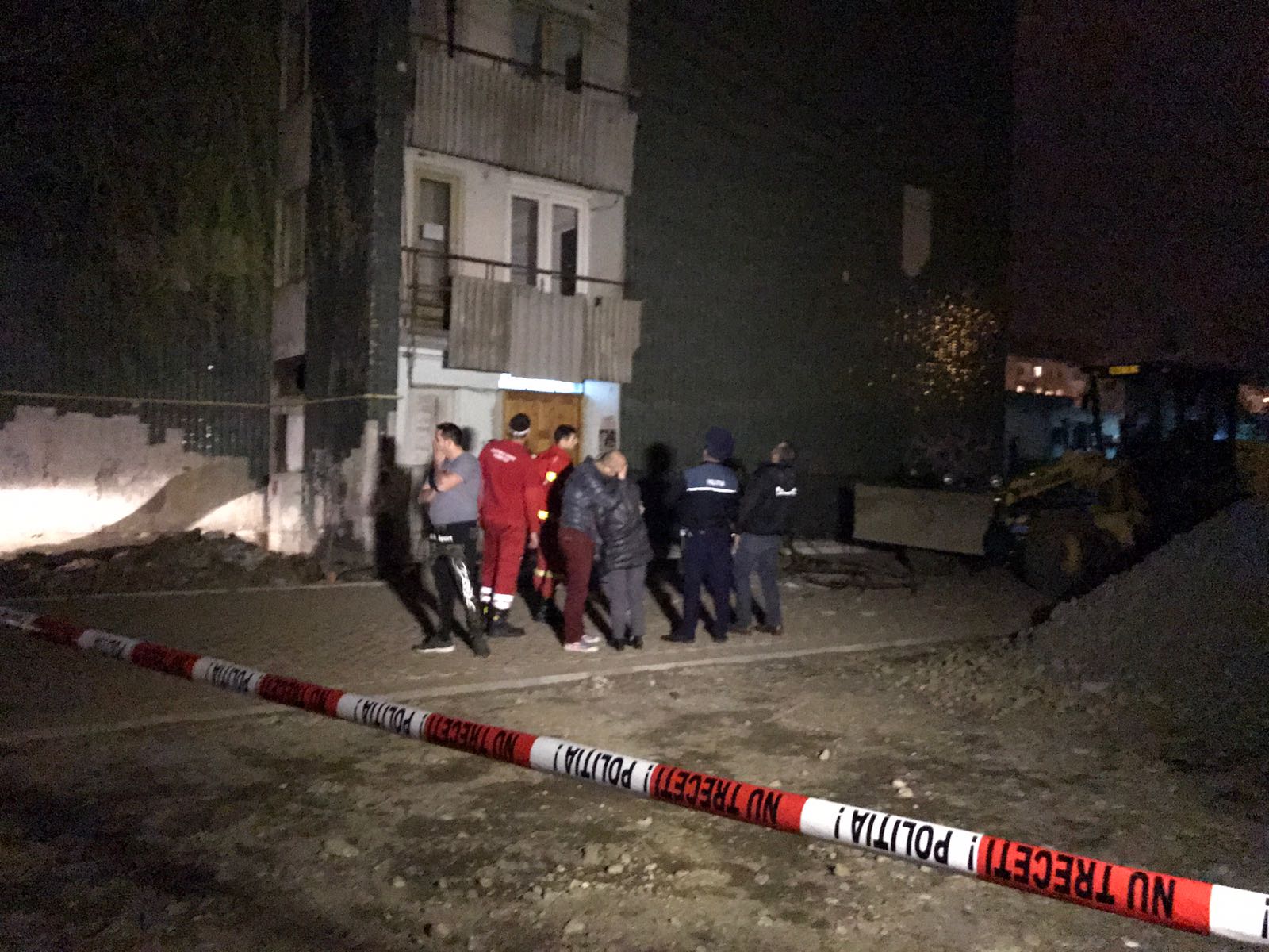FOTO: O copilă de 15 ani a căzut de pe un bloc turn şi a murit
