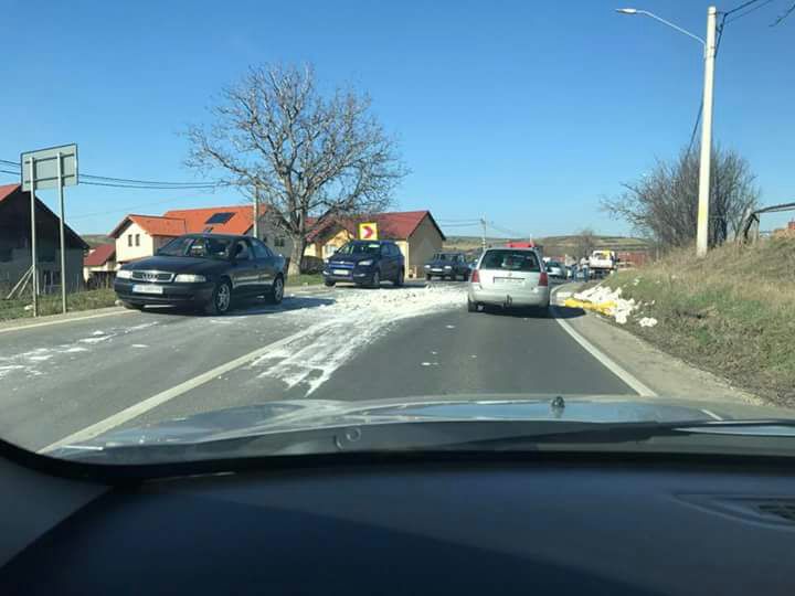 Accident la Sura Mare: Caramizi cazute pe o masina