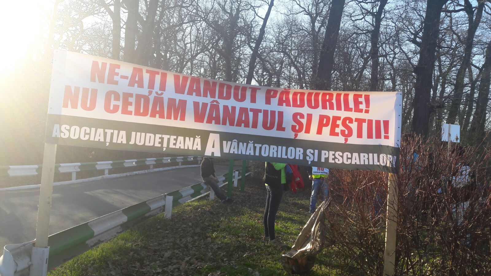 GALERIE FOTO: Protest al vânătorilor, la Direcția Silvică