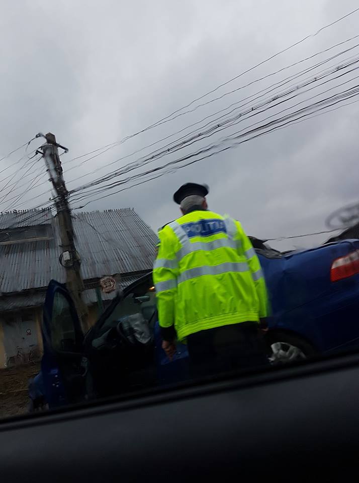 O maşină s-a izbit într-un stâlp la Cisnadie, un copil este rănit