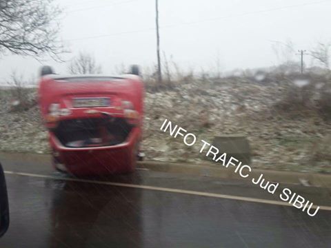 Maşină răsturnată la Slimnic, doi oameni au fost răniţi