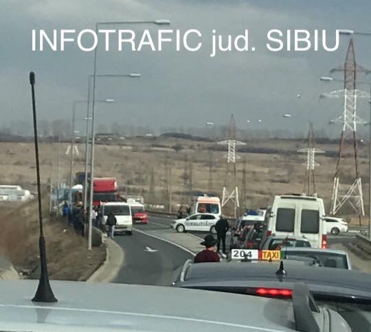 UPDATE: Un motociclist a murit după ce a fost lovit de o autoutilitară