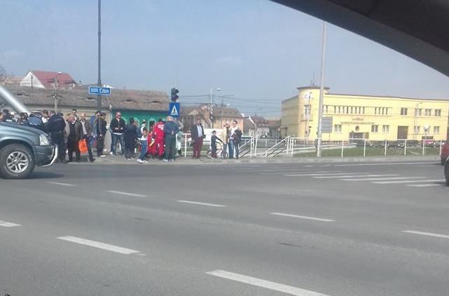 Motociclist în stare gravă după ce a fost lovit de o maşină