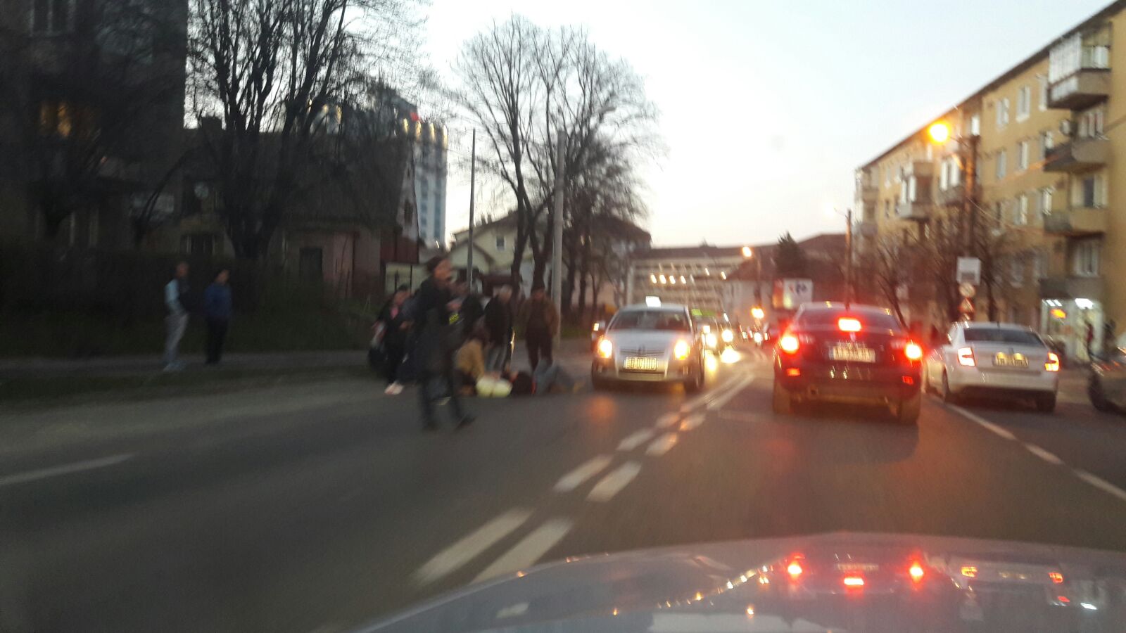 Pieton lovit pe trecere pe Calea Dumbrăvii
