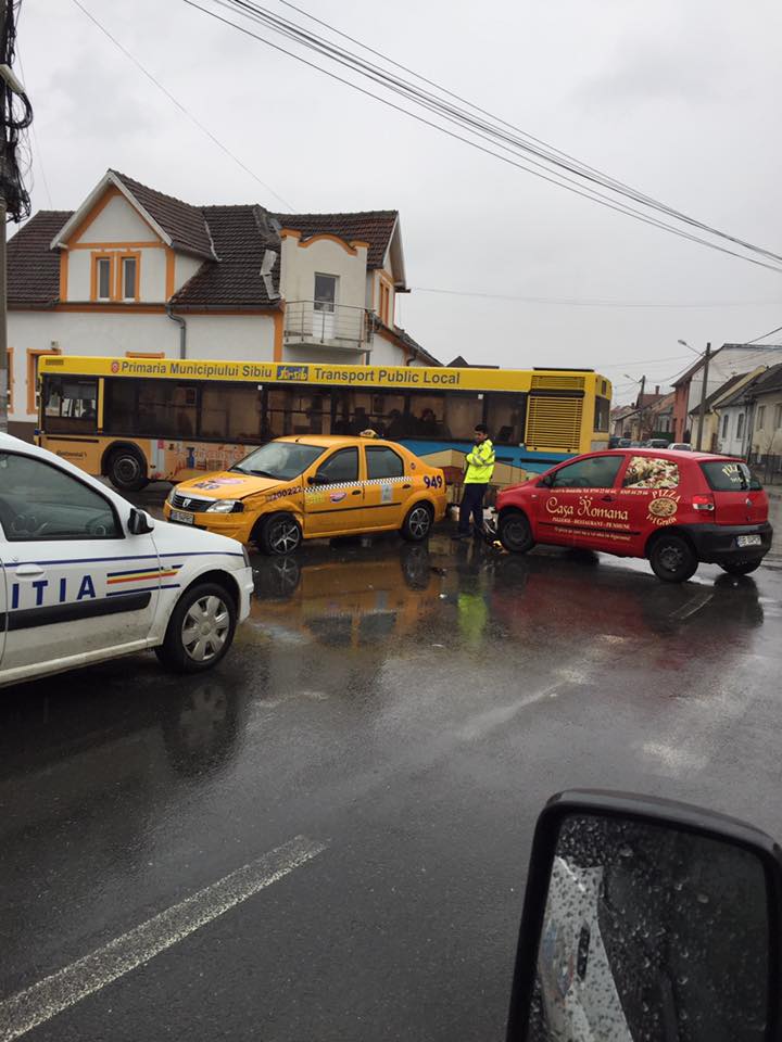 Copil rănit într-un accident cu două maşini