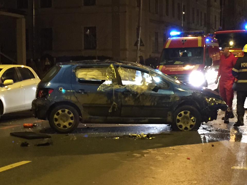 FOTO: Cascadorie pe Bulevardul Victoriei, un sofer a lovit două maşini iar apoi s-a răsturnat
