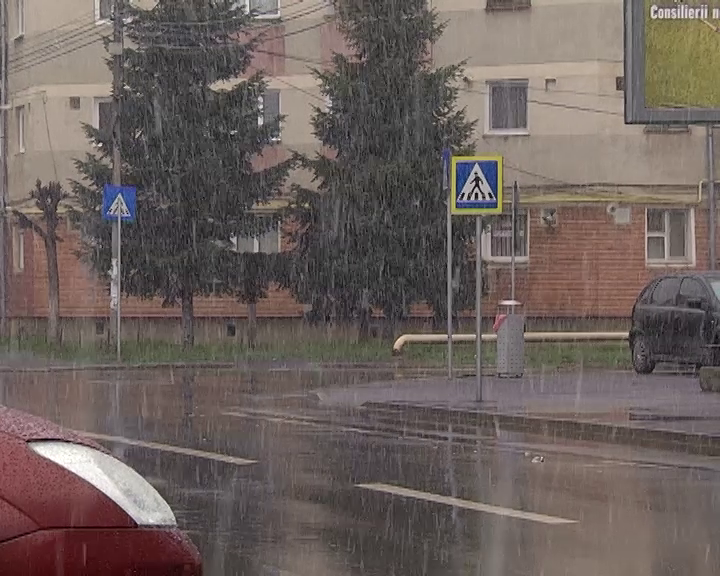 VIDEO: Ninsoare ca în plină iarnă la Sibiu