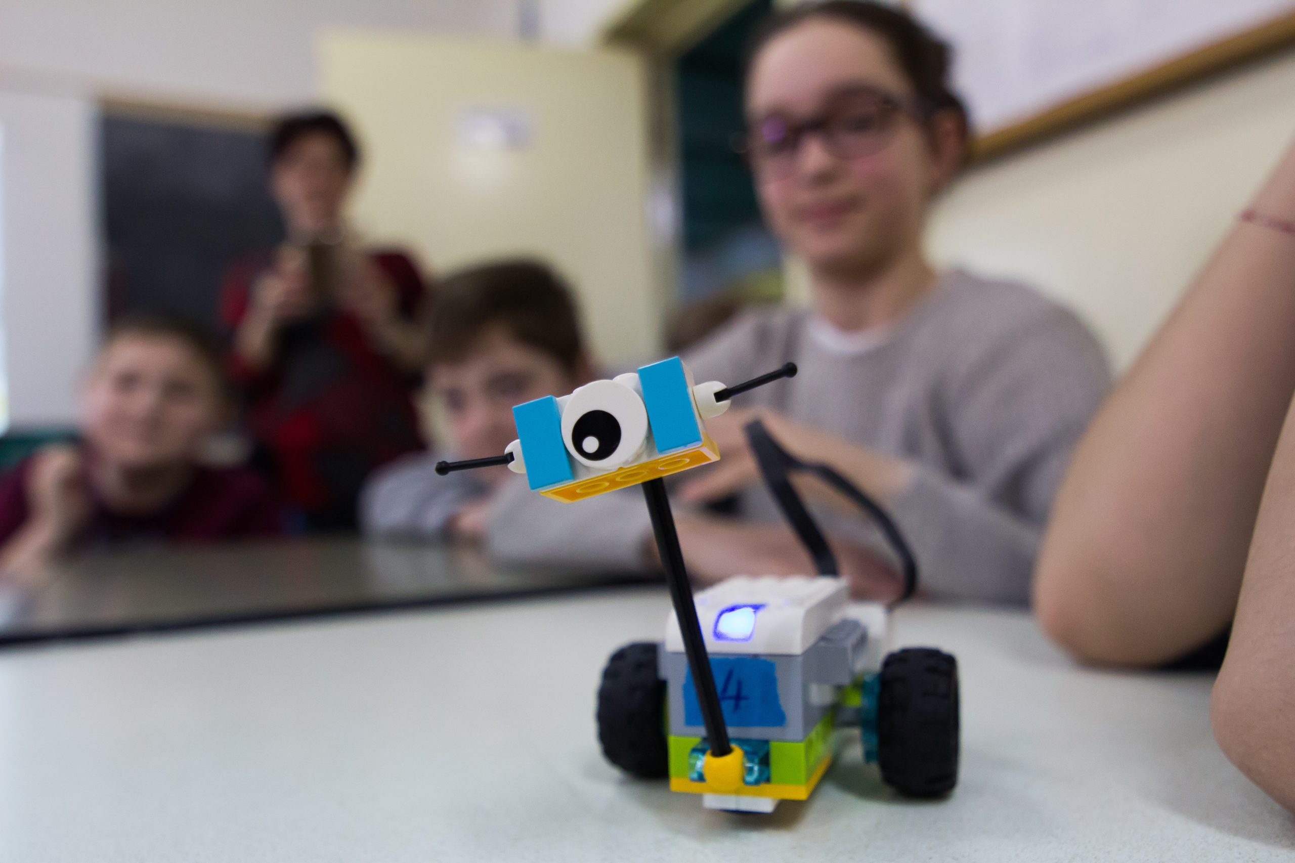 Roboțelul Milo a explorat Școala Nr. 22 din Sibiu