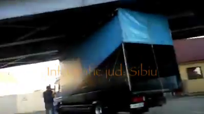 VIDEO: Camion blocat sub viaductul de pe strada Kogălniceanu