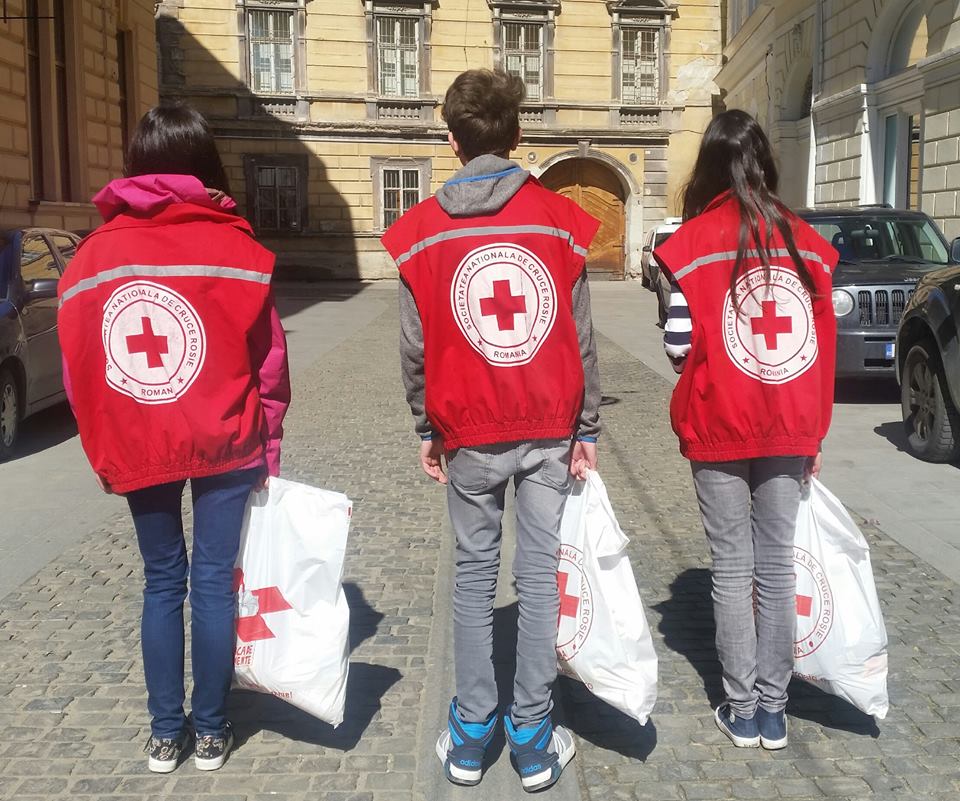 Crucea Roșie a distribuit alimente pentru persoanele nevoiașe