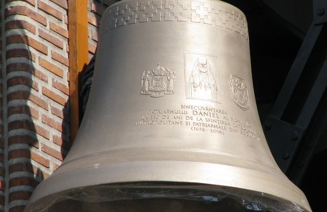 Chipul Patriarhului Daniel pe clopotele de la Catedrala Neamului