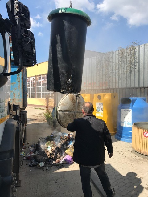 GALERIE FOTO – Au dat foc unui container subteran