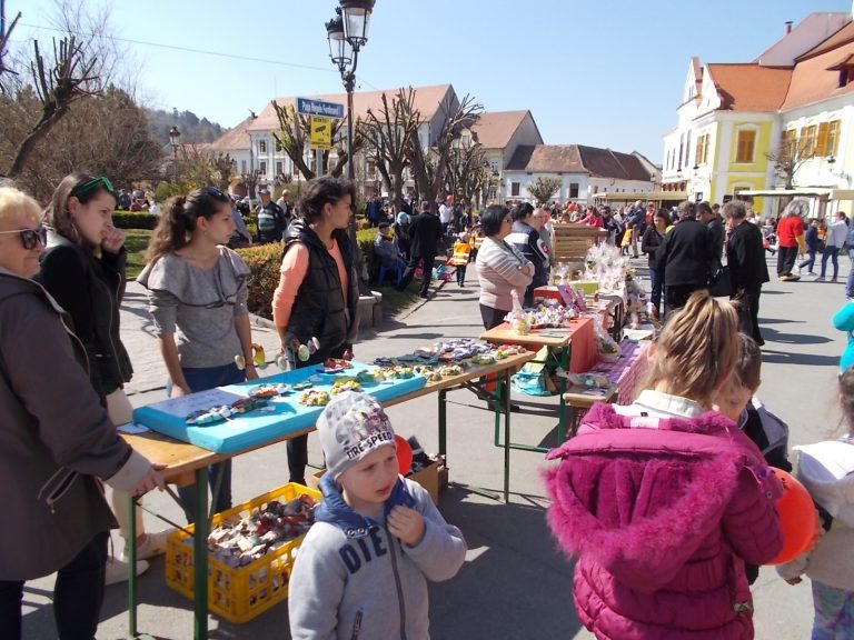 GALERIE FOTO – Centrul orașului, asaltat de copii la Târgul de Paști