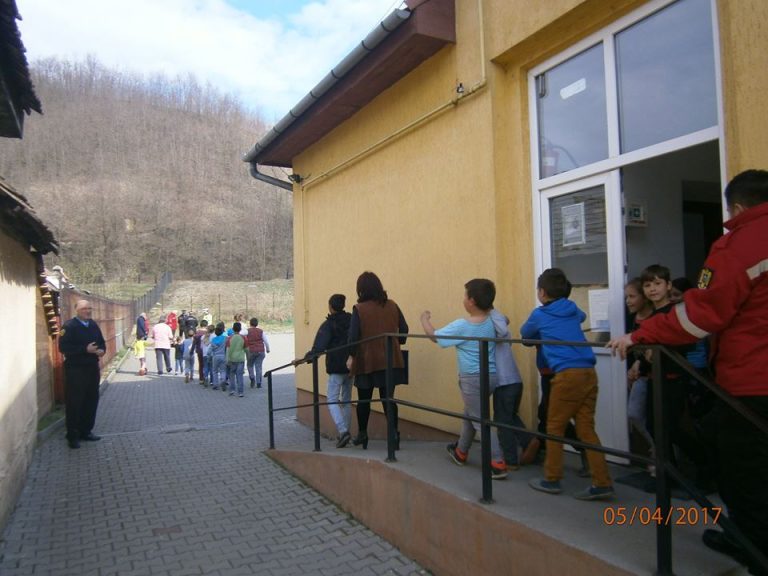 GALERIE FOTO – Sute de elevi evacuați din cauza unui „incendiu”