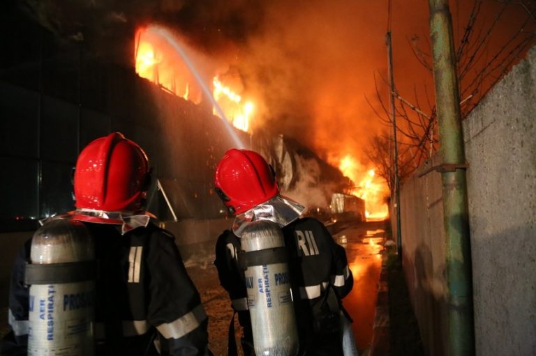 Incendiu într-un bloc: 8 persoane au fost internate