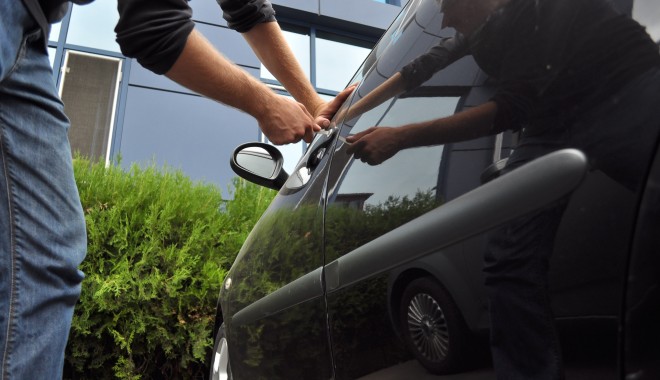 Spirit civic: A văzut că fură dintr-o mașină, a imobilizat hoțul și a chemat Poliția