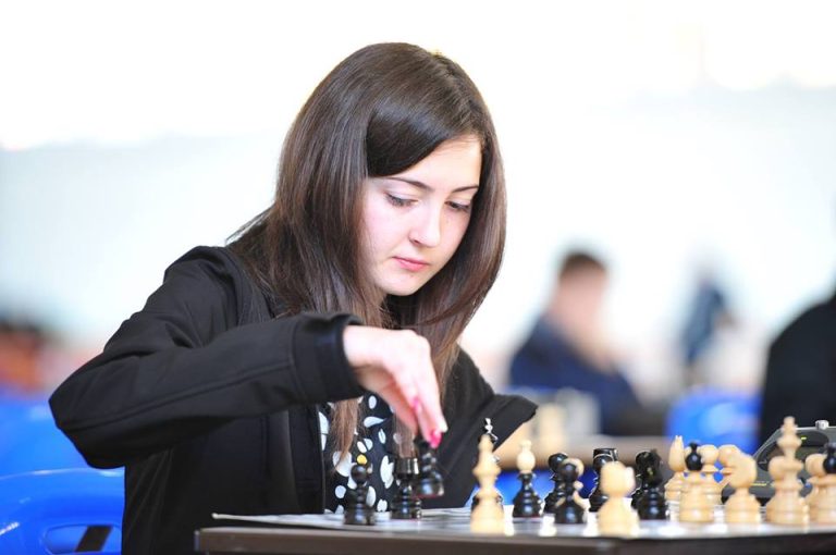 O elevă din Mediaș reprezintă județul Sibiu la Olimpiada Națională de Șah